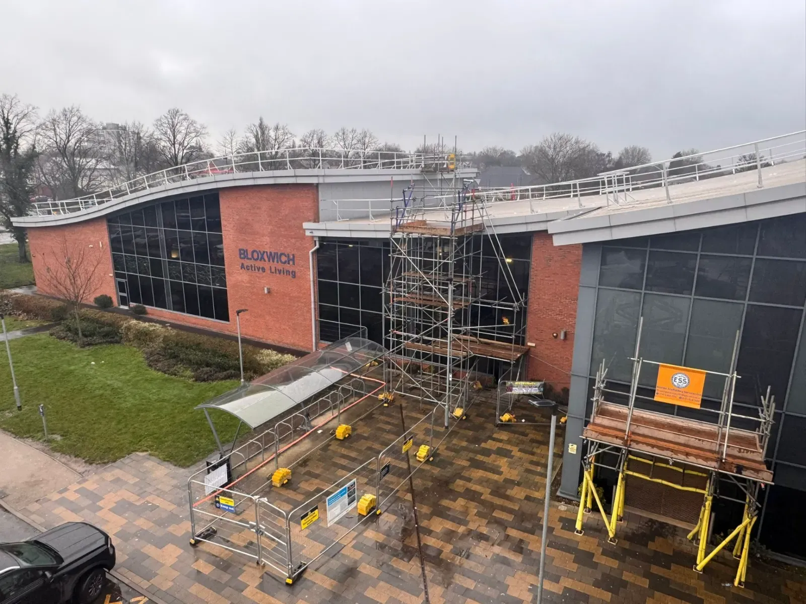 Everest scaffold and edge protection on a school roof